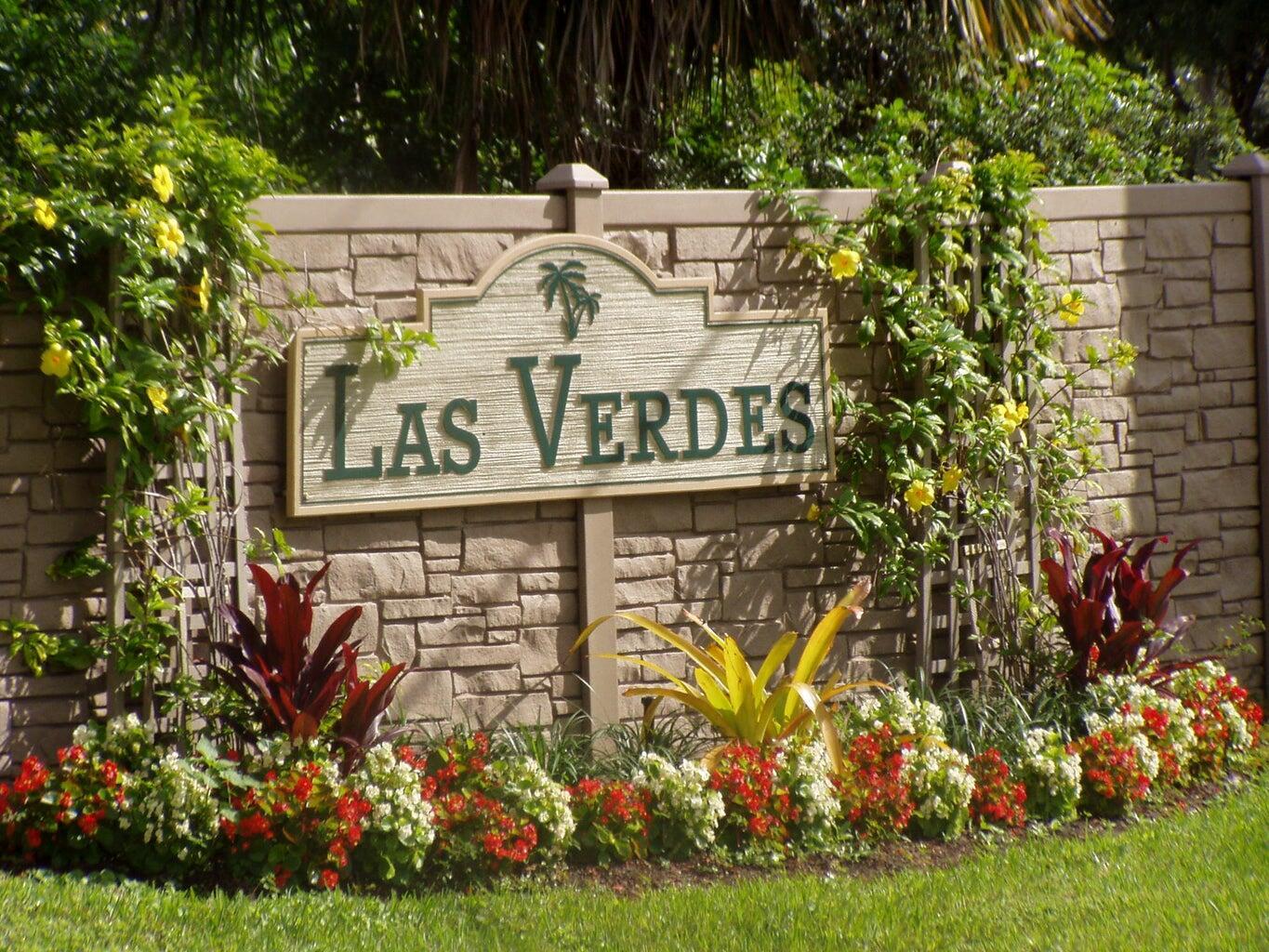 Handyman Special!Desirable Delray Beach gated community.