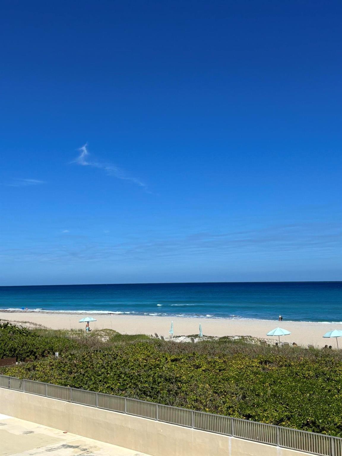 Perfect location, steps away from private beach and beautifully renovated unit!, One bedroom 1 bath condo.You will be enchanted........