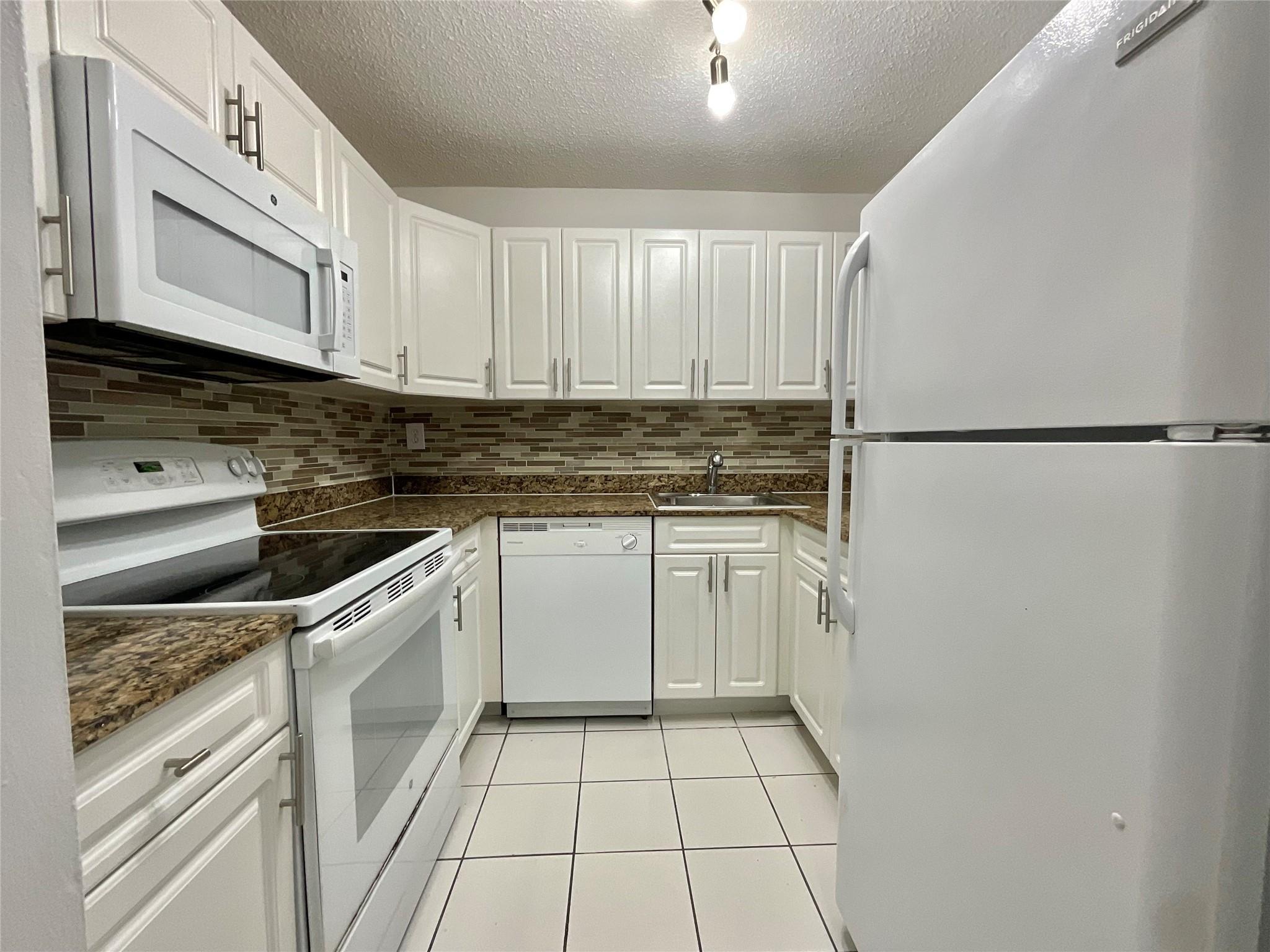 ONLY $400 DEPOSIT!**FAST & EASY MOVE IN**LARGE FRIENDLY PETS ARE OK! Extra large 1 bedroom with a very spacious living area and a huge walk in closet. Living here is like being on a permanent vacation – the waterfall pool with heated spa and gazebo, full array of resort-style amenities and high-energy ambience of the fitness center, billiard room, racquetball courts and playground are only matched by the comfort and beauty of the residences. With features like walk-in closets, and elegant bathrooms, your ideal home awaits. Located just min from Miami International Airport, FIU and several prominent shopping destinations, including world famous Dolphin Mall.