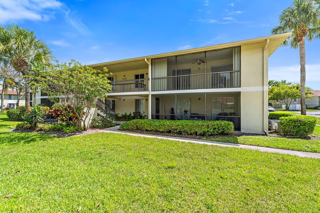 Photo of 6536 Chasewood Drive #H, Jupiter, FL 33458 (MLS # B26012281)