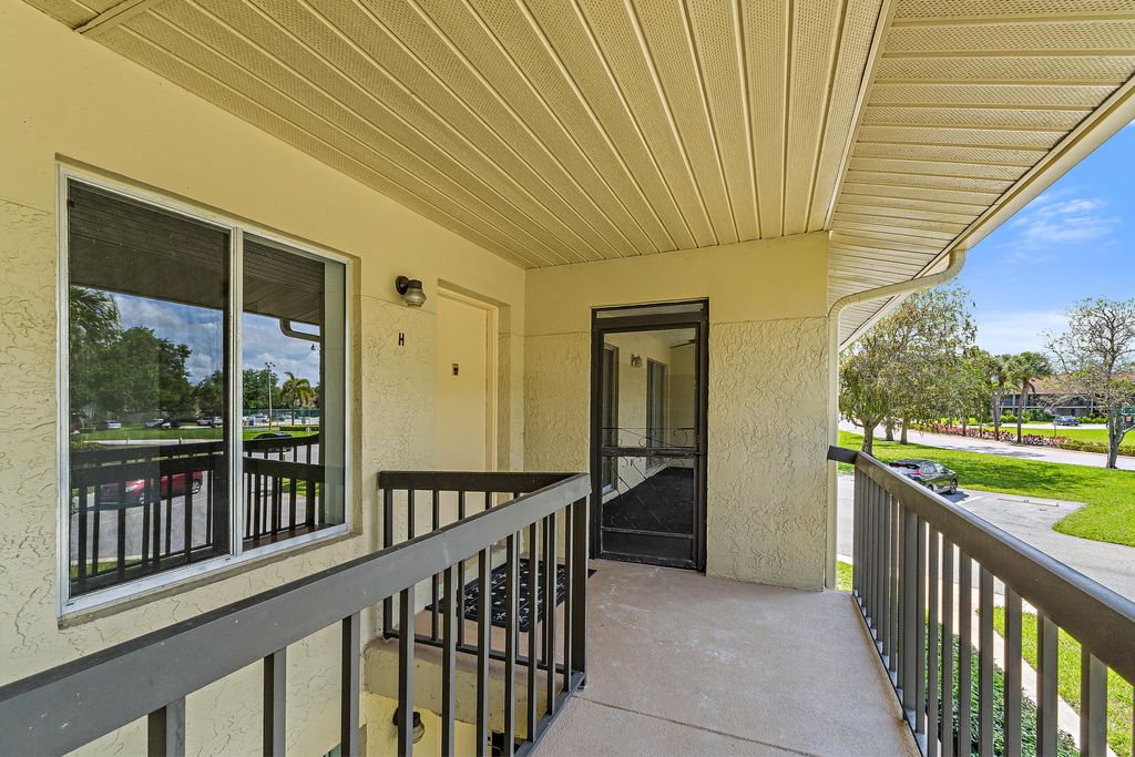 Photo of 6536 Chasewood Drive #H, Jupiter, FL 33458 (MLS # B26012281)