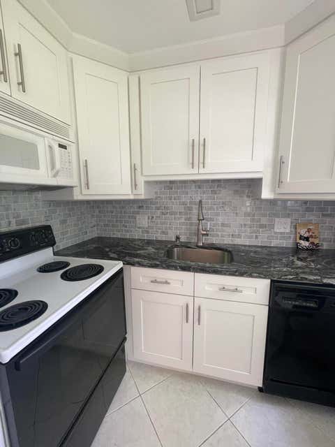 Tiny photo for 40 Keswick #40, Deerfield Beach, FL 33442 (MLS # B26036910)
