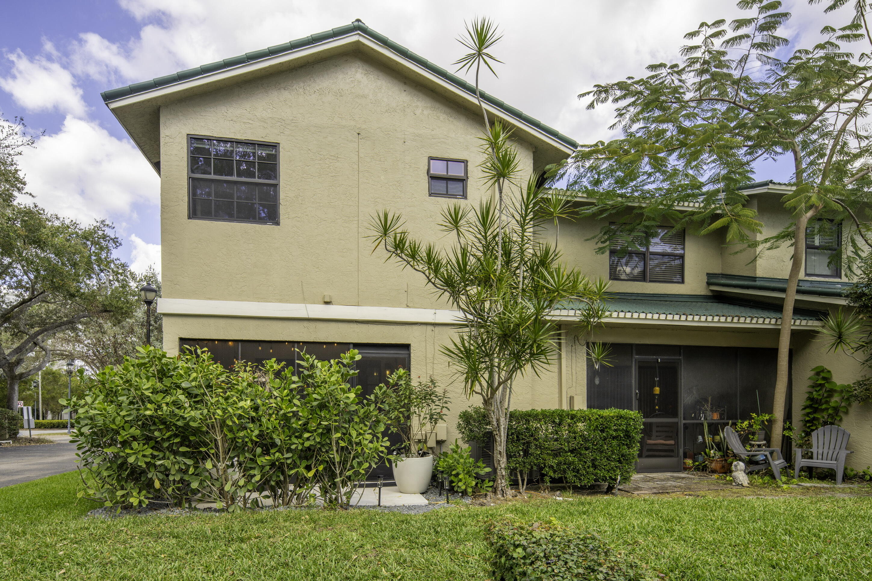VILLAGE TOWNHOUSES-JACARANDA - Residential