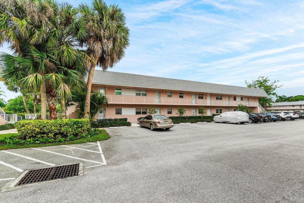 Photo of 18081 SE Country Club Drive #4-31, Jupiter, FL 33469 (MLS # R11096857)
