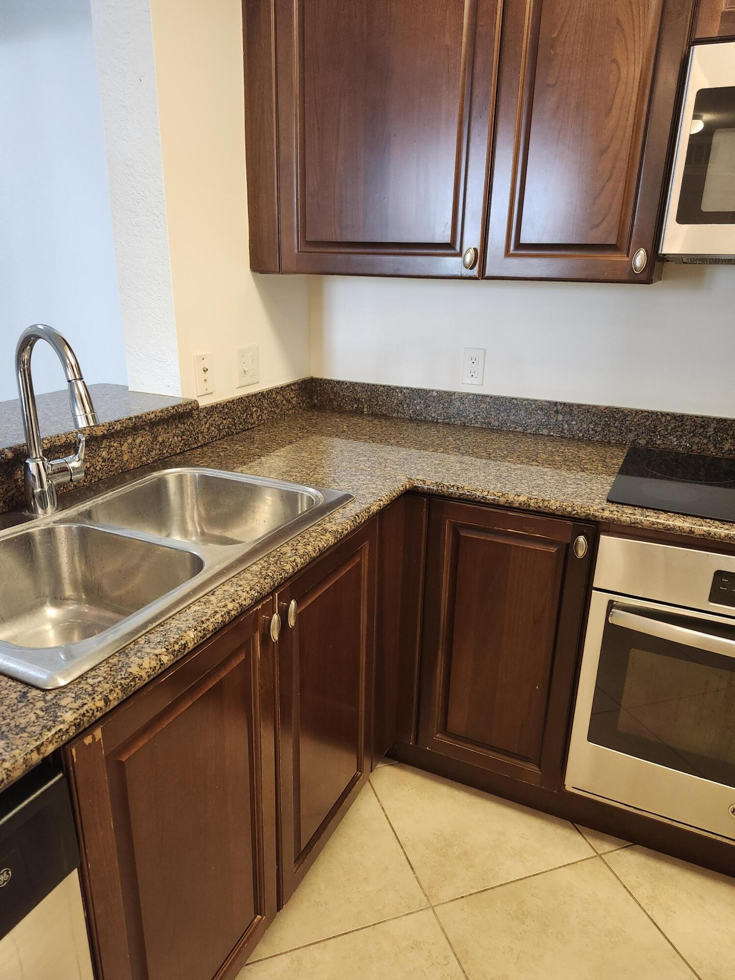 VIZCAYA LAKES CONDO - Residential Lease