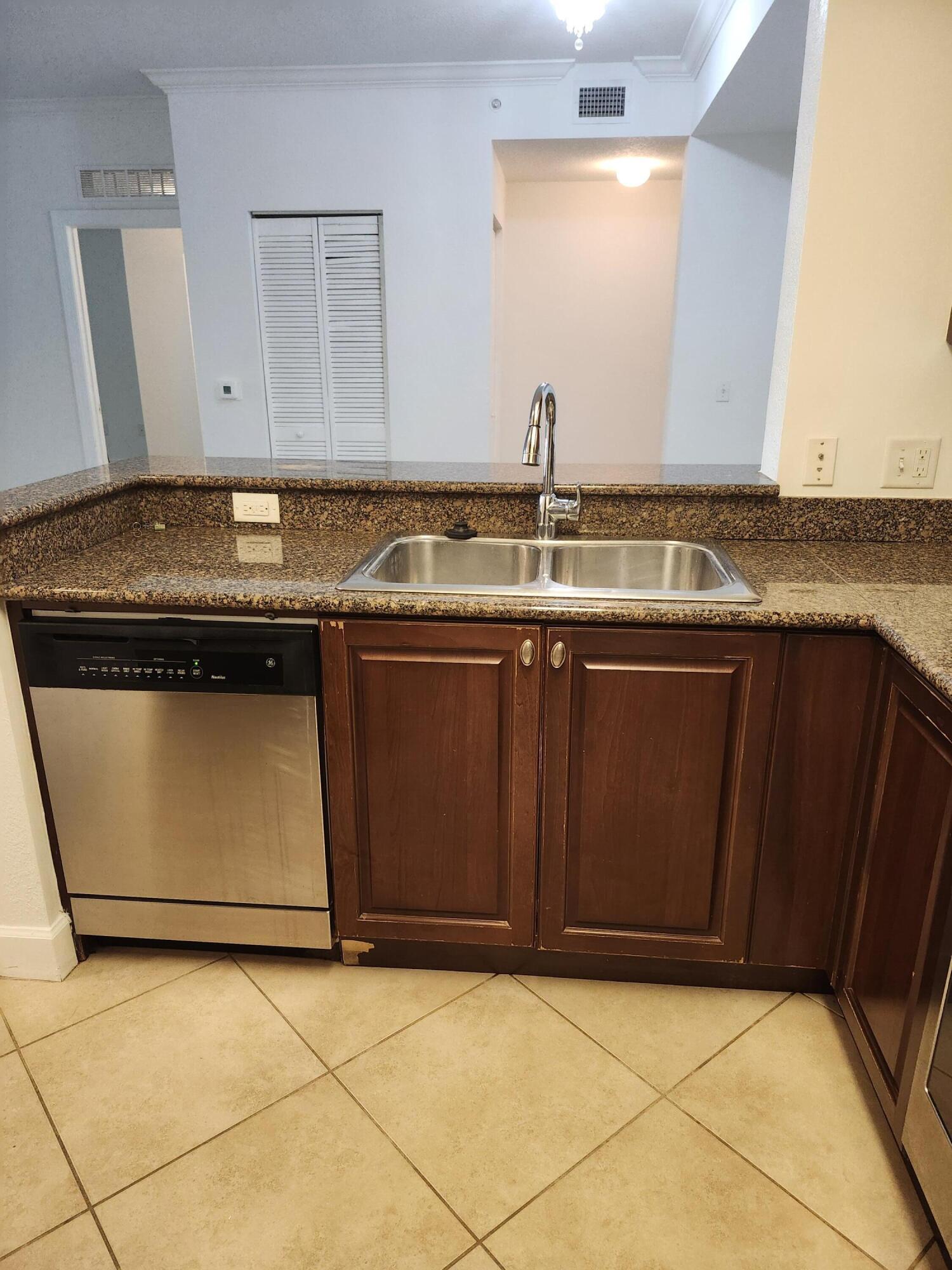 VIZCAYA LAKES CONDO - Residential Lease