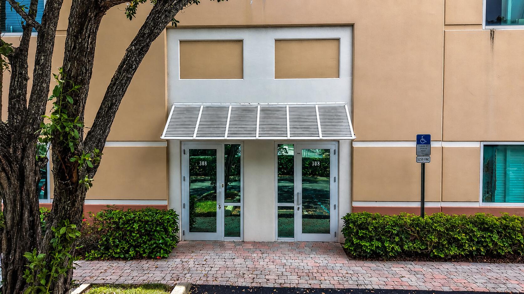 601 N CONGRESS Avenue 303, Delray Beach, FL, 4639/$2,300,000 2 601 N CONGRESS Avenue 303