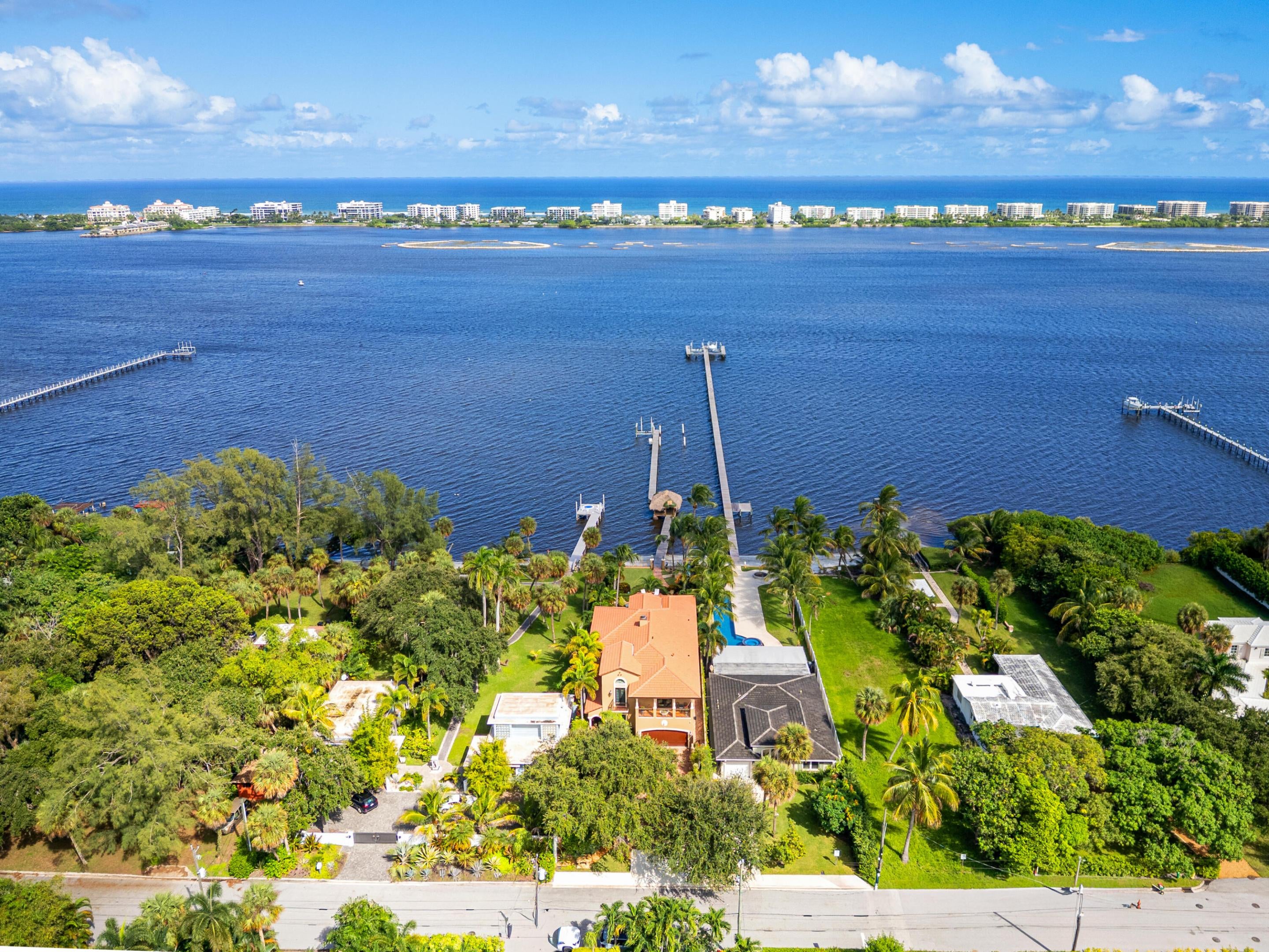818 S LAKESIDE Drive