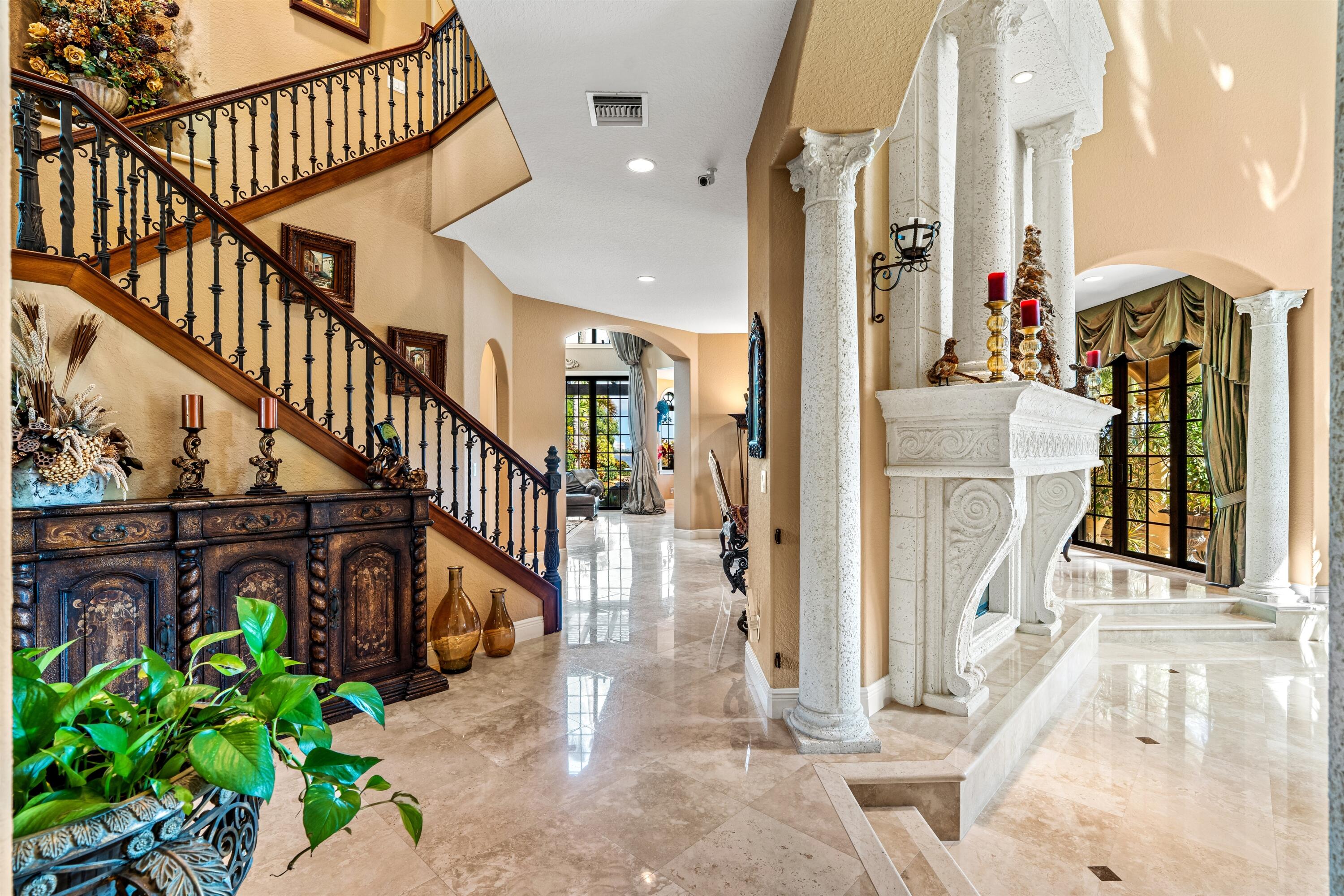 818 S LAKESIDE Drive