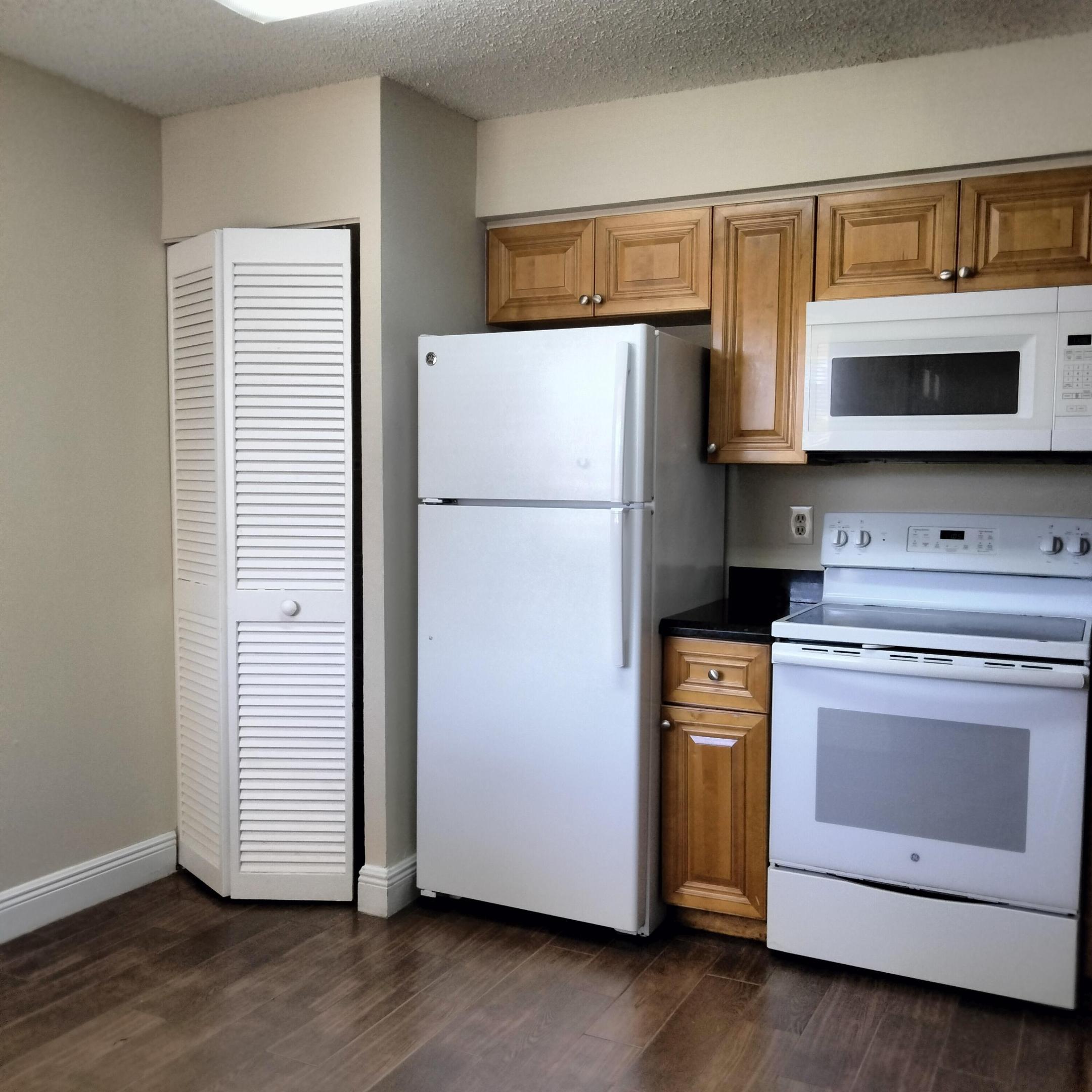 STERLING VILLAGES OF PALM BEACH LAKES CONDO - Residential Lease