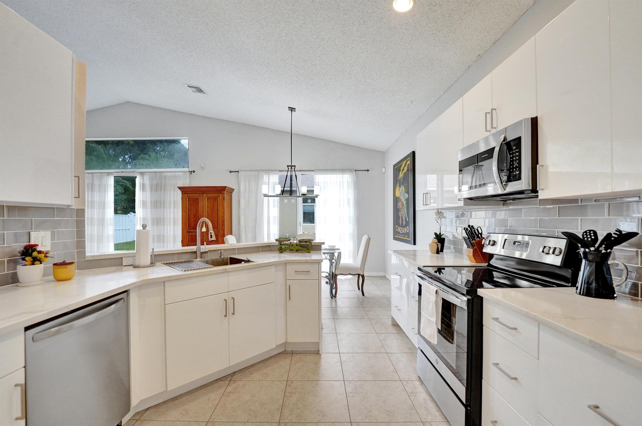 LAGUNA ISLES - Residential