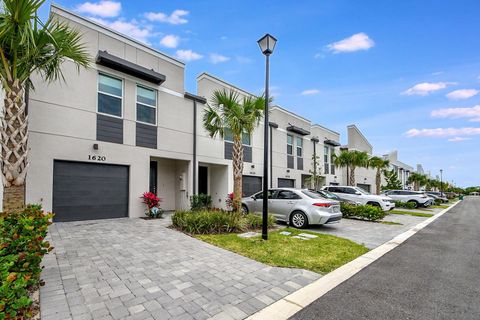 Townhouse in Mangonia Park FL 1620 Lindley Street St 28.jpg