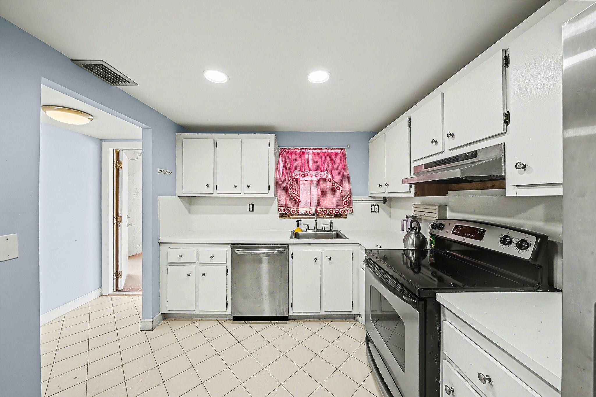 SUNRISE LAKES CONDOMINIUM - Residential