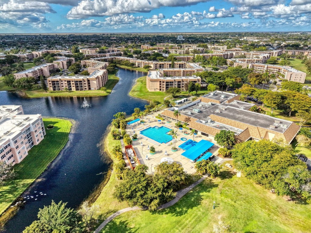 SUNRISE LAKES CONDOMINIUM - Residential