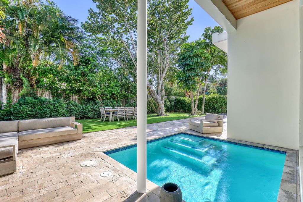 Photo of 703 NE 5th Street, Delray Beach, FL 33483 (MLS # R11161900)