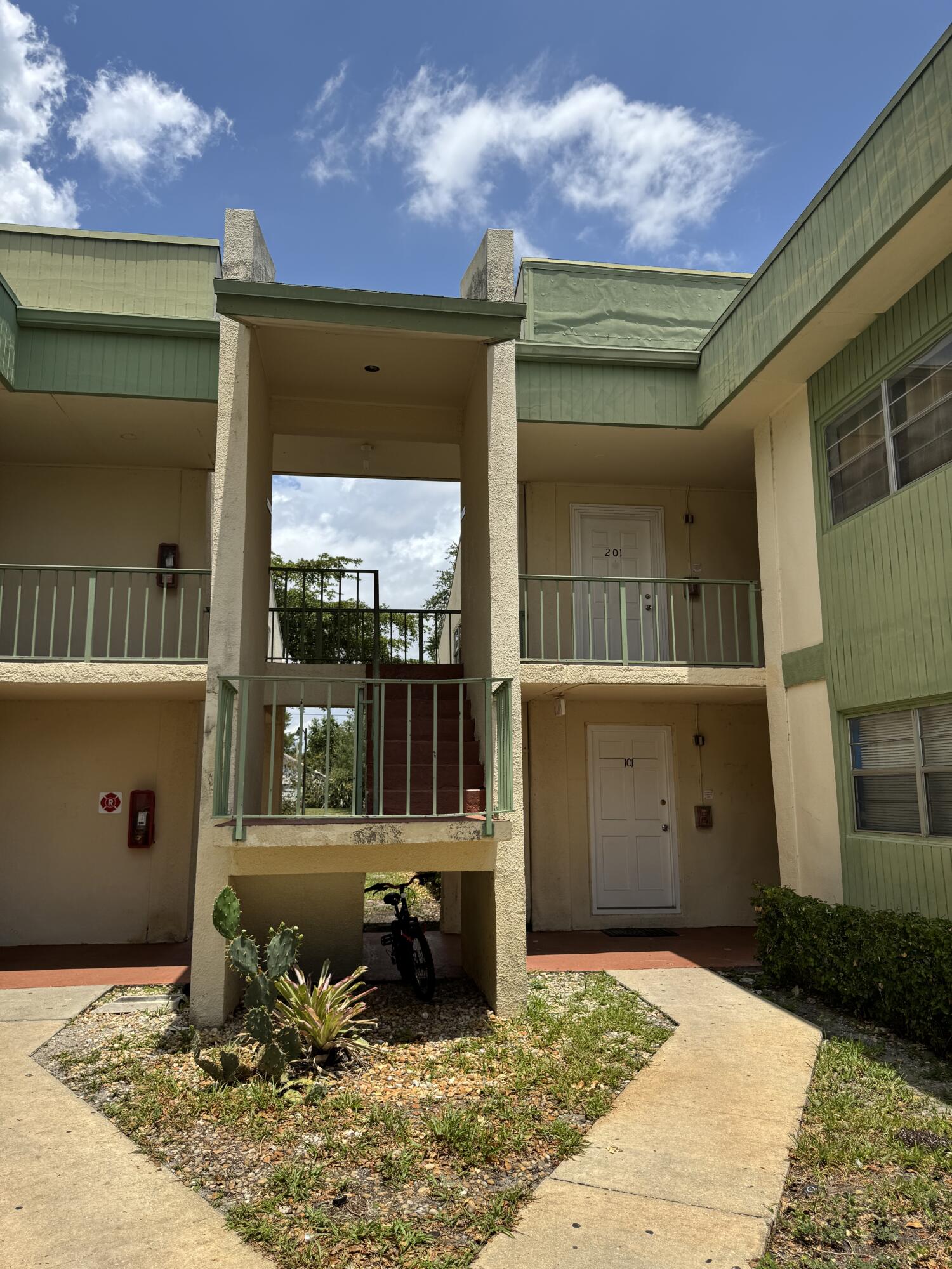 RAMBLEWOOD EAST CONDO - Residential