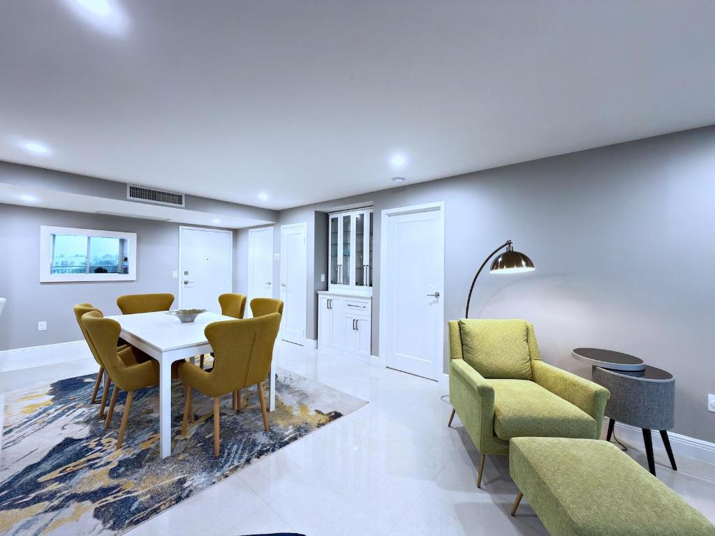 BARCLAY CONDO - Residential