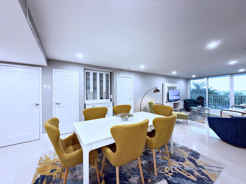 BARCLAY CONDO - Residential