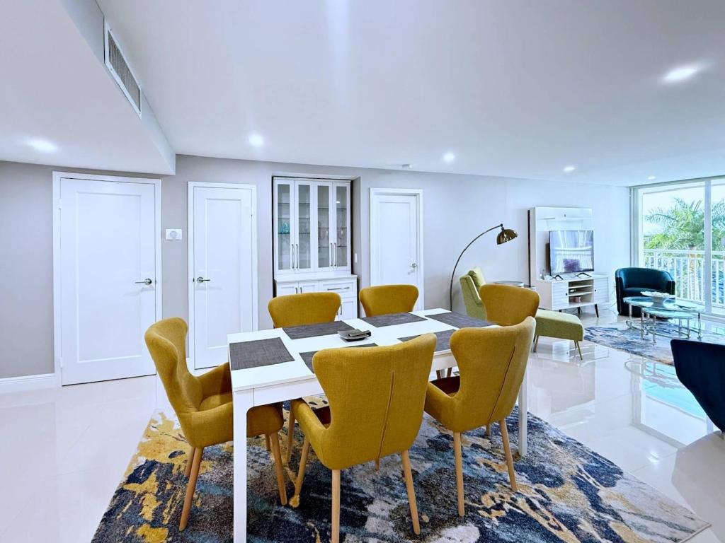 BARCLAY CONDO - Residential