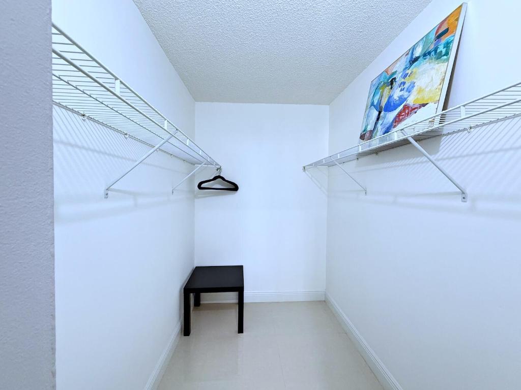 BARCLAY CONDO - Residential