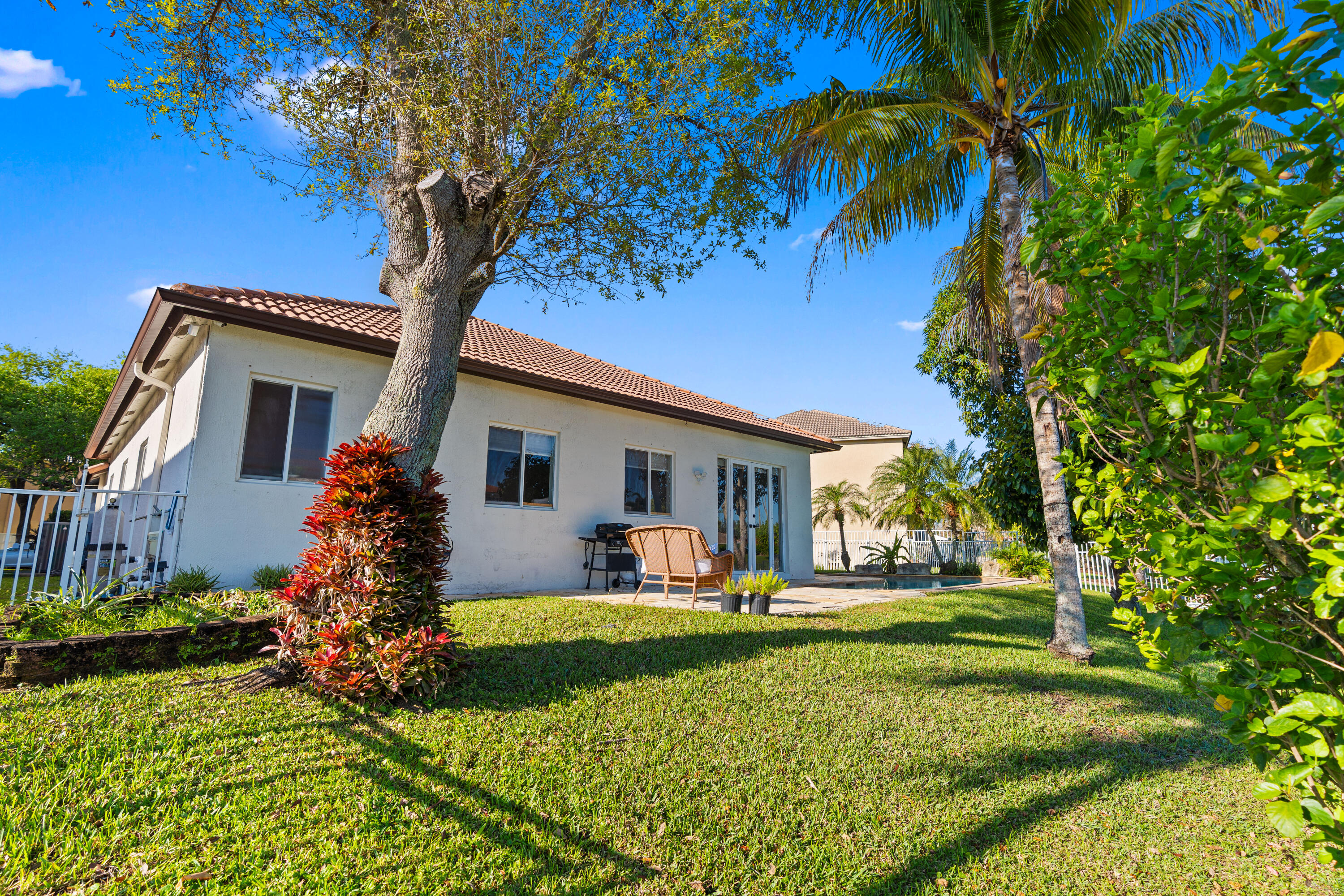 POD 10 AT MONARCH LAKES - Residential