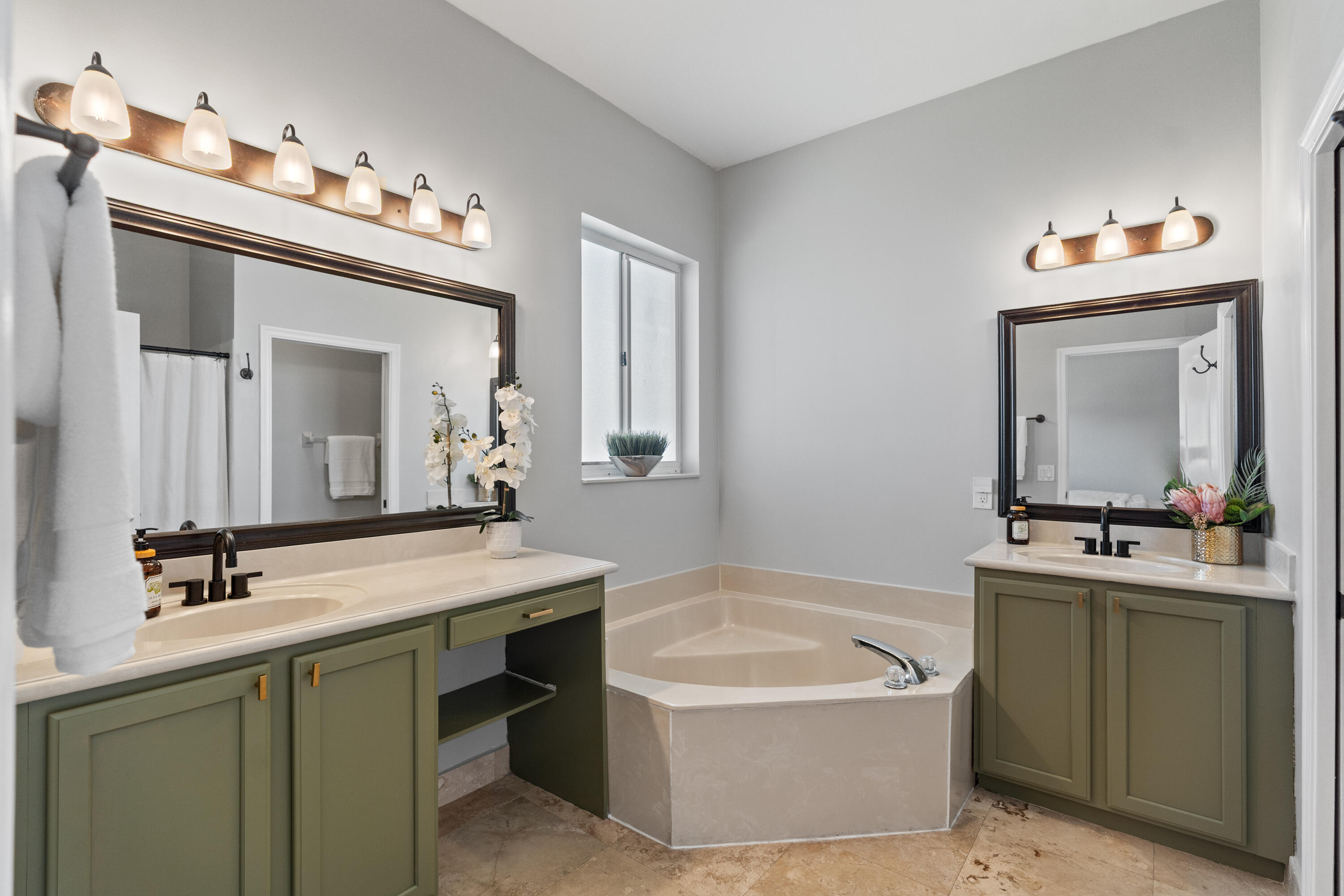 POD 10 AT MONARCH LAKES - Residential