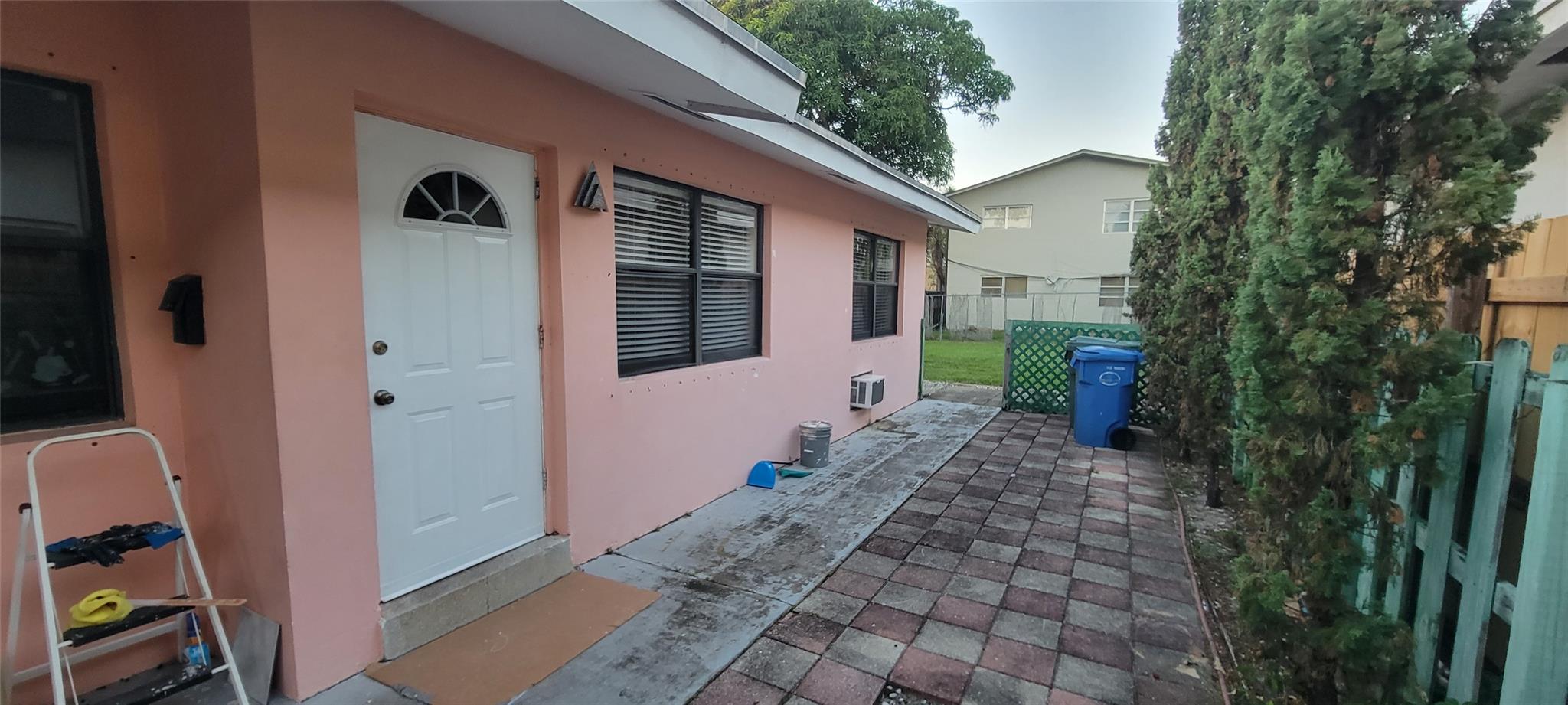 1/1 available from October 1st in the heart of Oakland Park. This unit is centrally located, close to the intersections of Dixie Hwy and Oakland Park Blvd. Within minutes to downtown Fort Lauderdale, the beach, and many shops and bars. It is part of a duplex with a shared backyard area, perfect for hosting guests. Window A/C, washer and dryer are in unit. The price is unbeatable, rent it before it is unavailable.