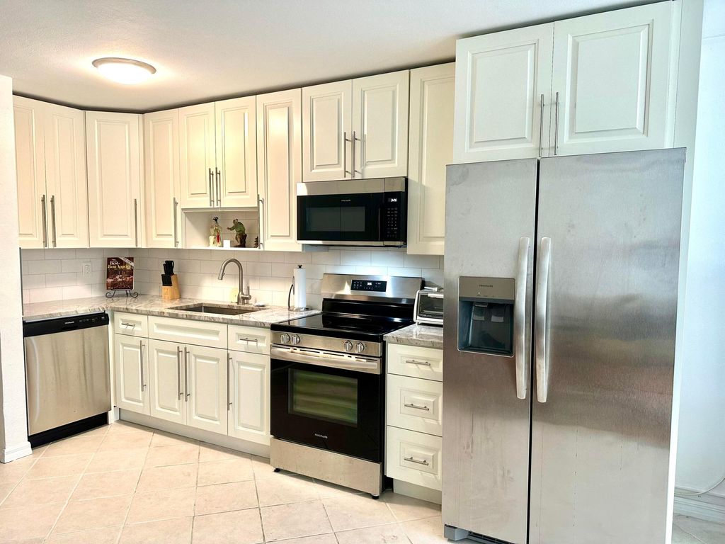 Photo of 901 N Birch Road #A5, Fort Lauderdale, FL 33304 (MLS # B26024115)
