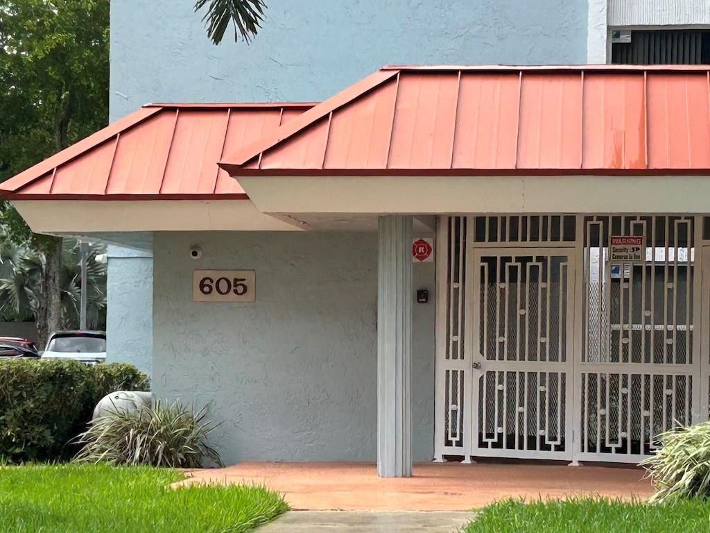 Photo of 605 Pine Island Road #304A, Plantation, FL 33324 (MLS # F10514826)