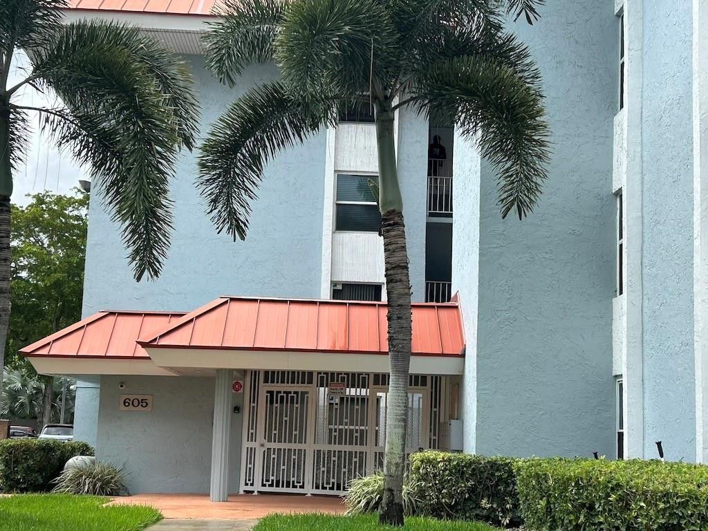 Photo of 605 Pine Island Road #304A, Plantation, FL 33324 (MLS # F10514826)