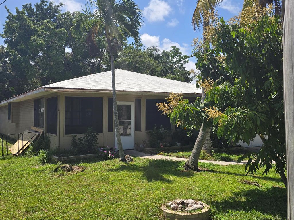 Photo of 1811 Edgevale Road, Fort Pierce, FL 34950 (MLS # R11087633)