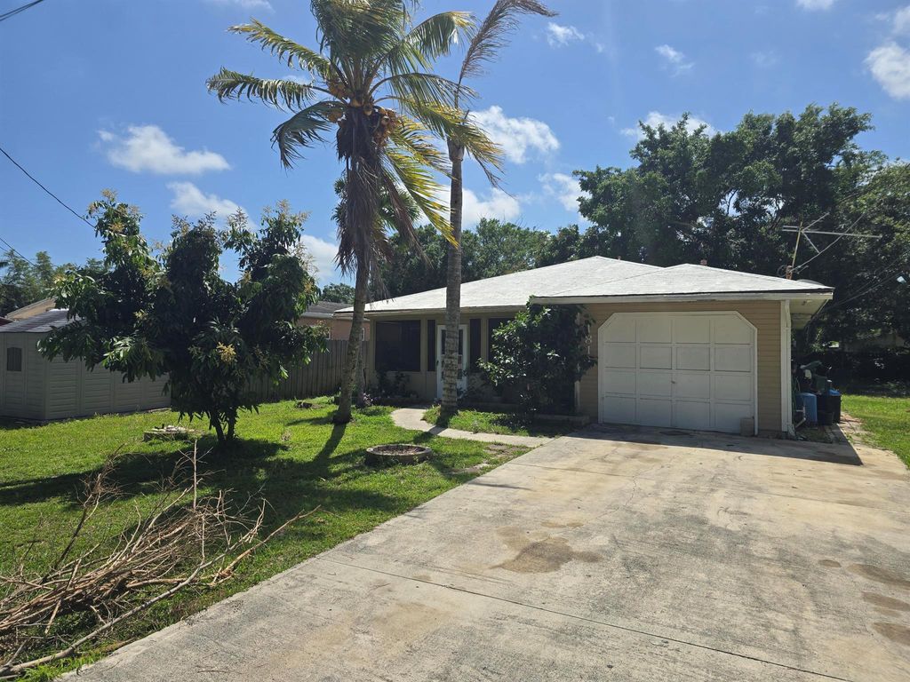 Photo of 1811 Edgevale Road, Fort Pierce, FL 34950 (MLS # R11087633)