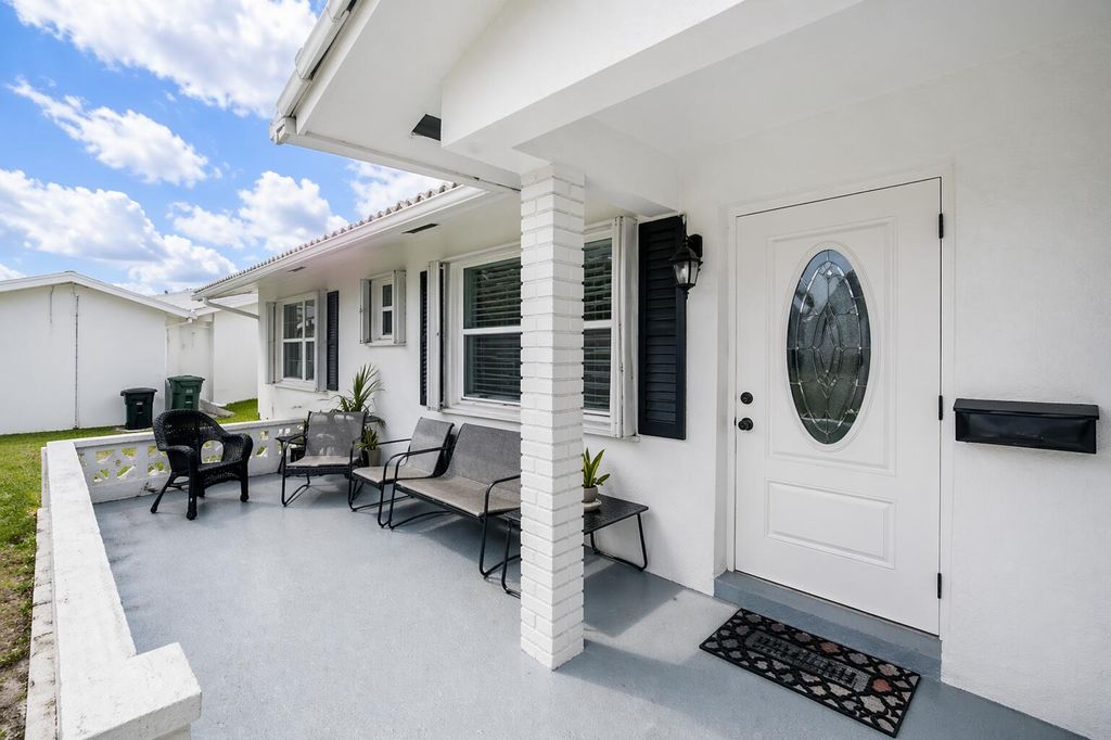 Photo of 517 SW 18th Street, Boynton Beach, FL 33426 (MLS # B26018865)