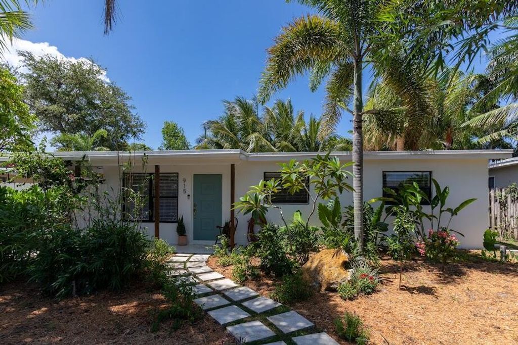 Photo of 915 Chippewa Street, Jupiter, FL 33458 (MLS # R10732528)