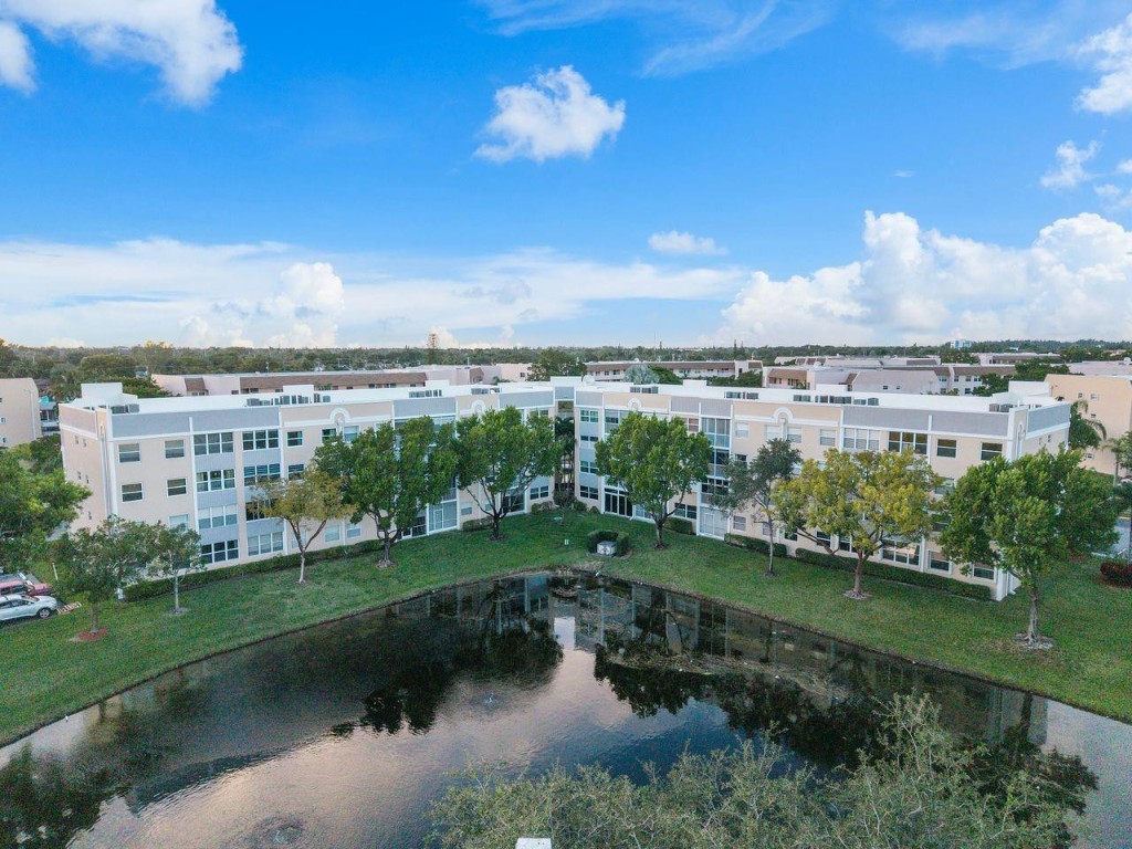 SUNRISE LAKES IV - Residential