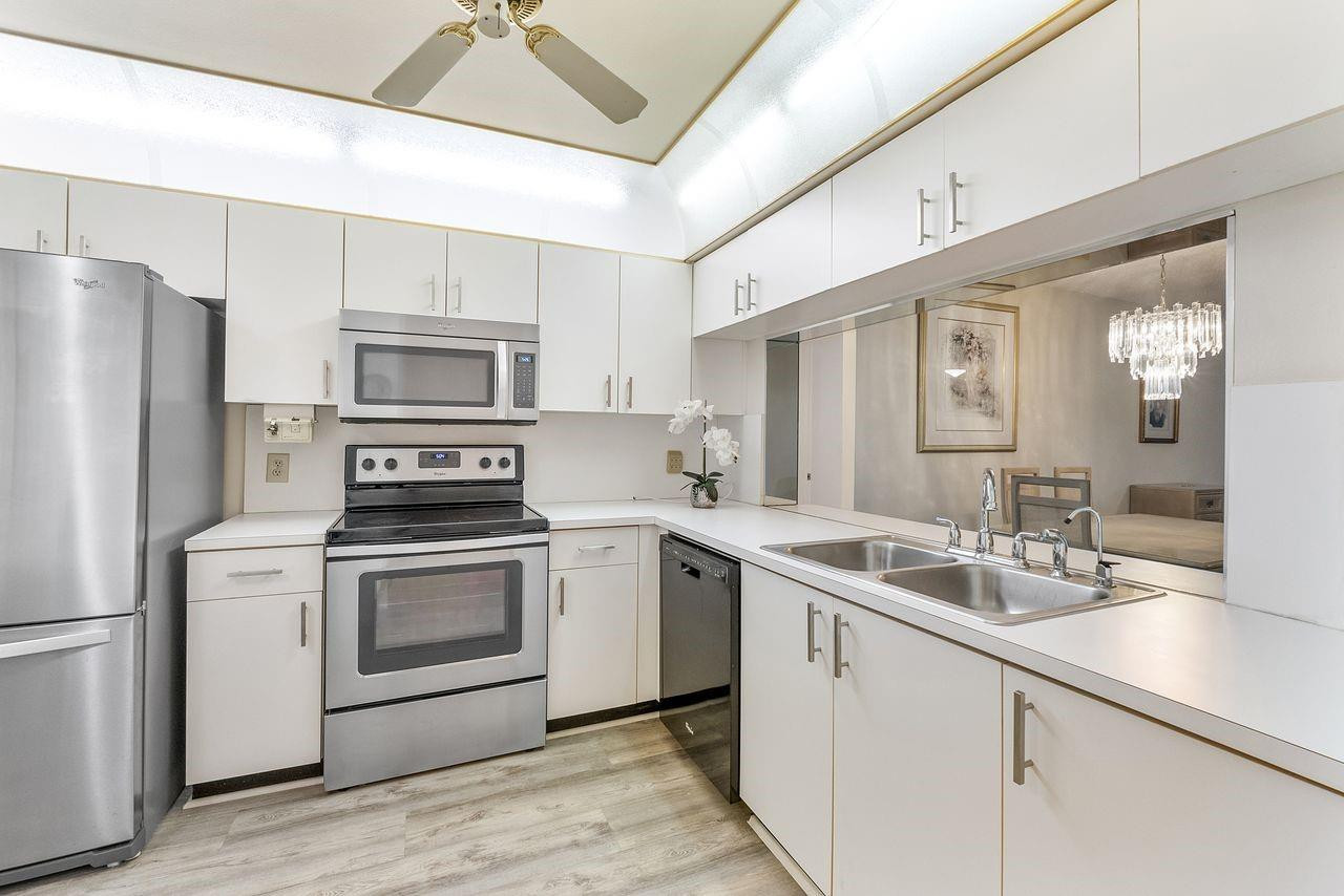 SUNRISE LAKES IV - Residential