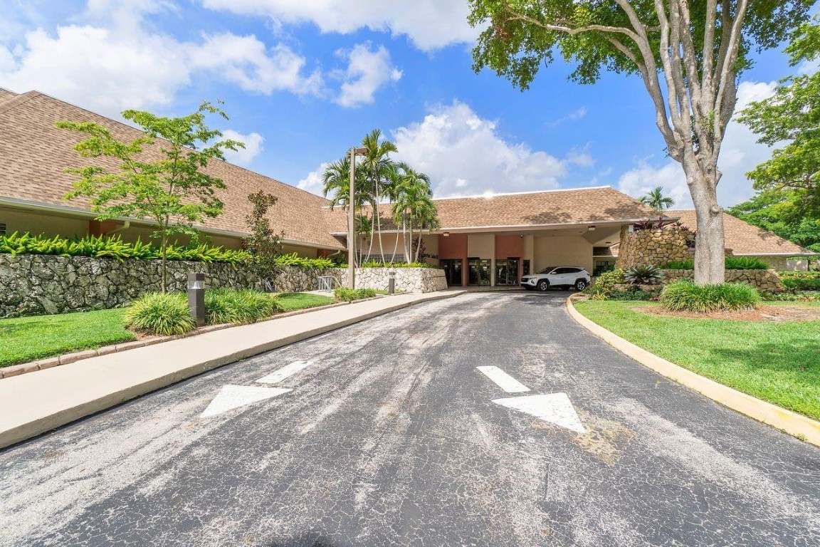 SUNRISE LAKES IV - Residential