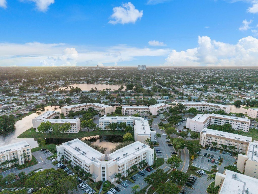 SUNRISE LAKES IV - Residential