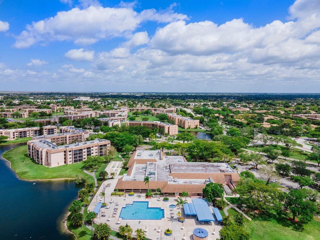 SUNRISE LAKES IV - Residential