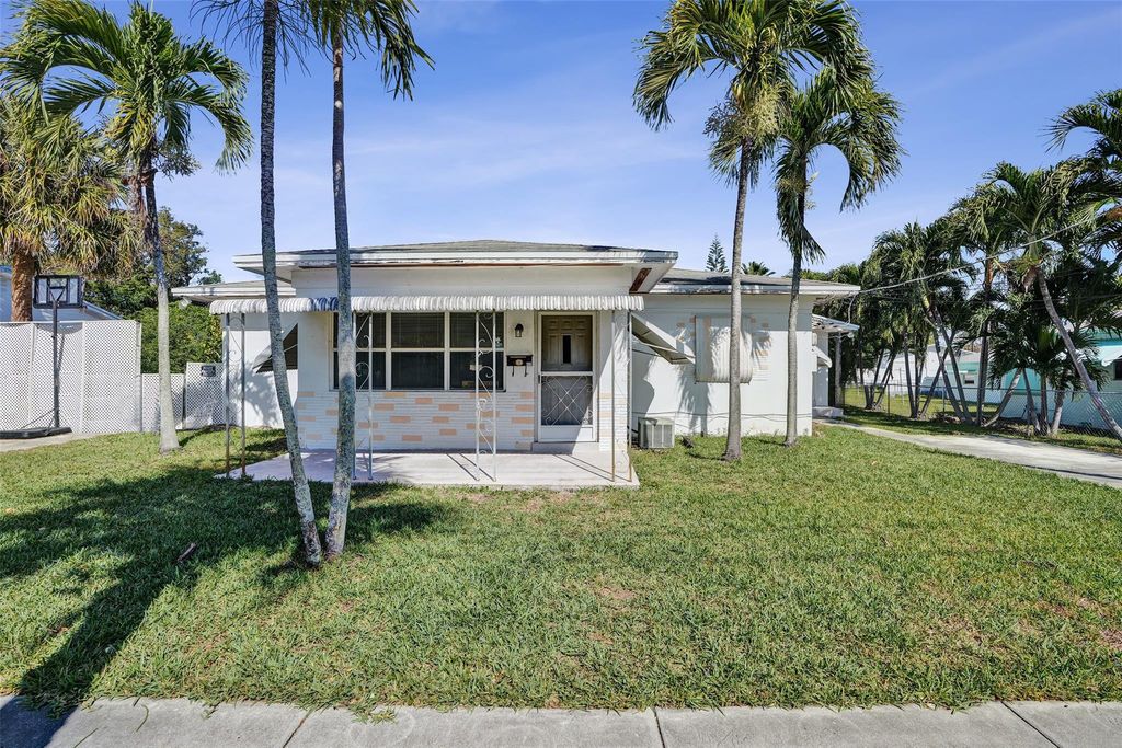Photo of 632 SW 8th Street, Hallandale Beach, FL 33009 (MLS # F10549929)