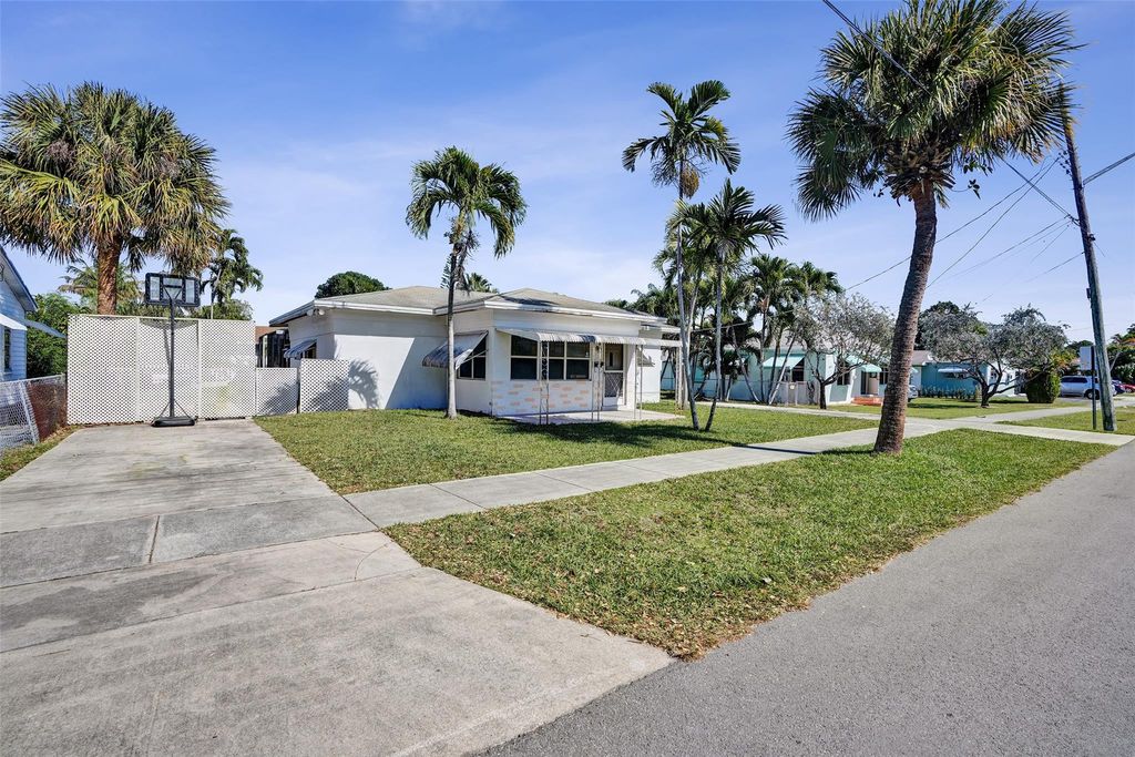 Photo of 632 SW 8th Street, Hallandale Beach, FL 33009 (MLS # F10549929)