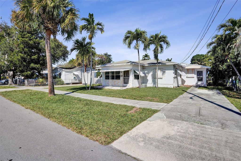 Photo of 632 SW 8th Street, Hallandale Beach, FL 33009 (MLS # F10549929)