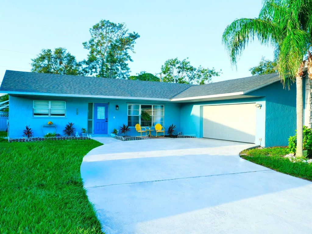 Photo of 318 SE Bayview Terrace, Port Saint Lucie, FL 34983 (MLS # R11111707)