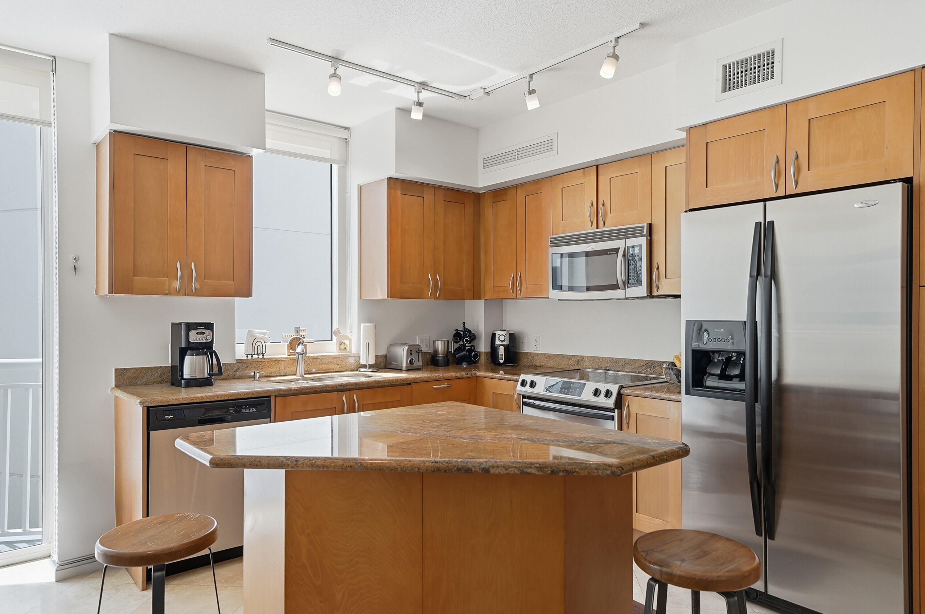 DUO CONDOMINIUM EAST - Residential