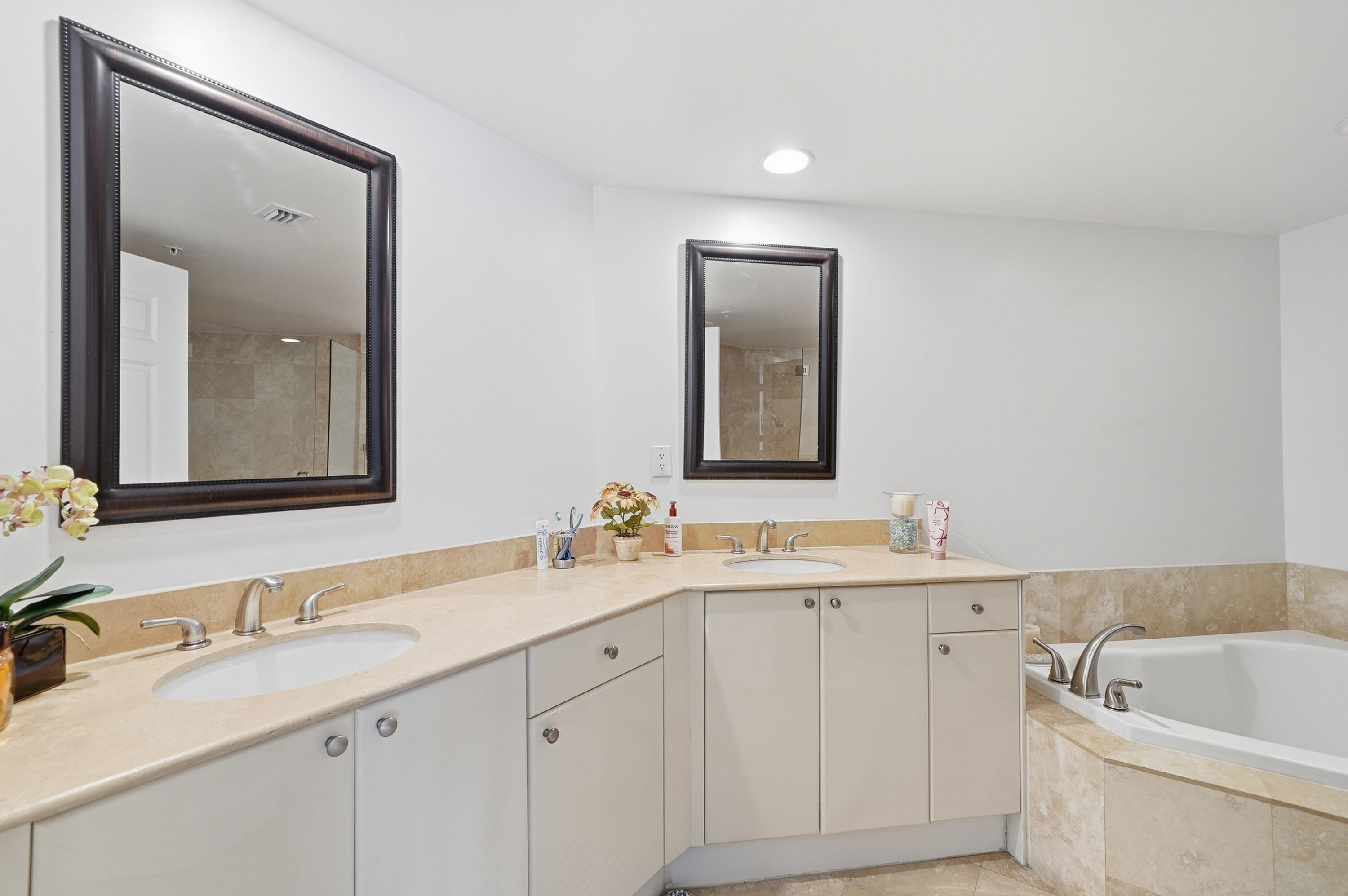 DUO CONDOMINIUM EAST - Residential