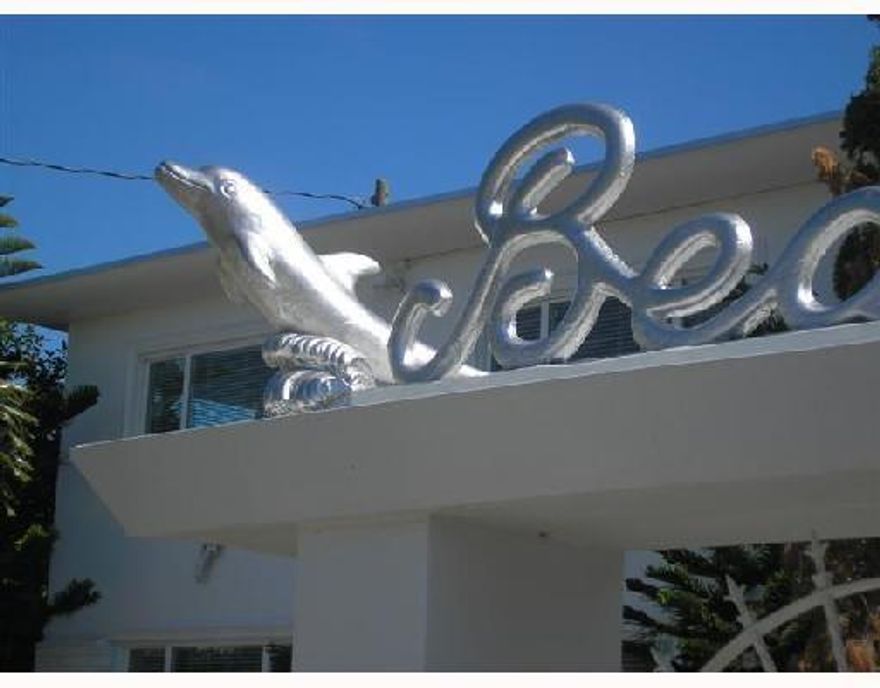 Beautiful  and spacious studio. Located a few blocks away from the beach.. Unit has bamboo floors and stainless steel appliances. Great location, close to restaurants and shops..