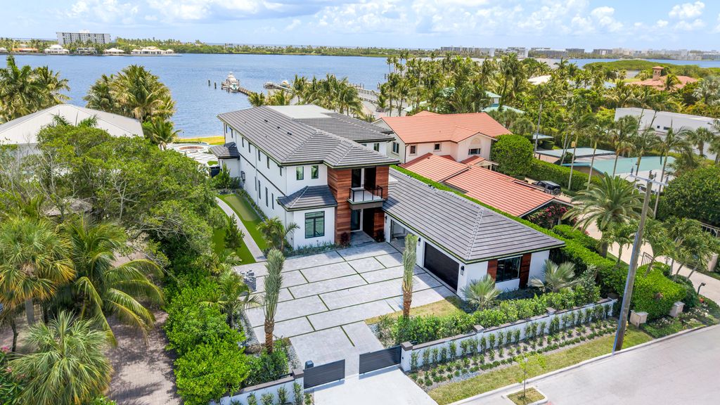 Photo of 1708 N Lakeside Drive, Lake Worth Beach, FL 33460 (MLS # B26030658)