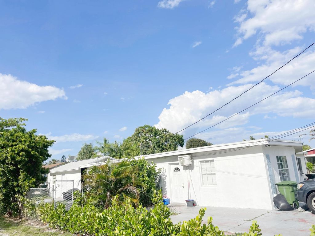 Photo of 3213 Drew Way, Palm Springs, FL 33406 (MLS # B26020780)