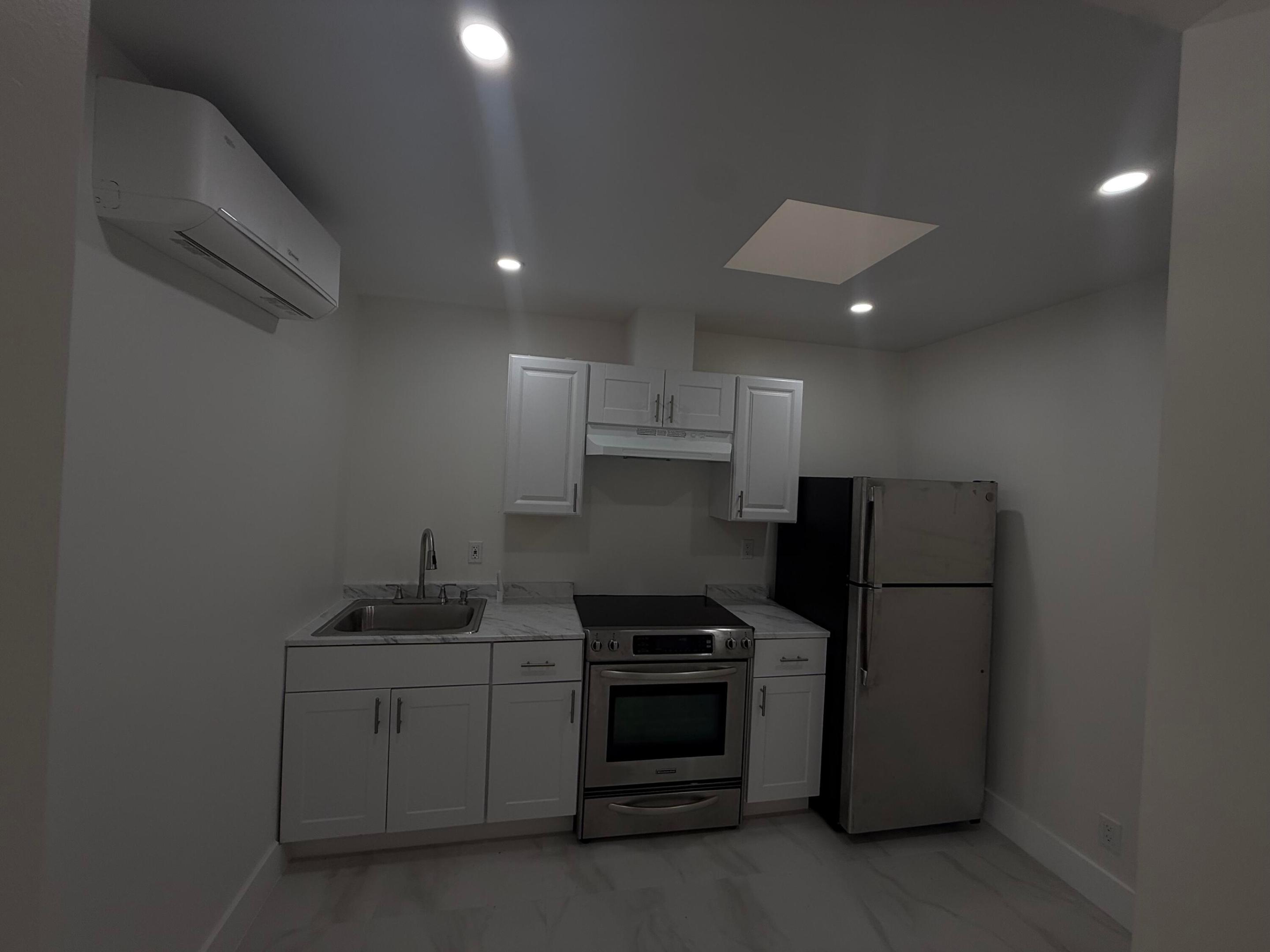 CRESTHAVEN OF PALM BEACH 1 - Residential Lease