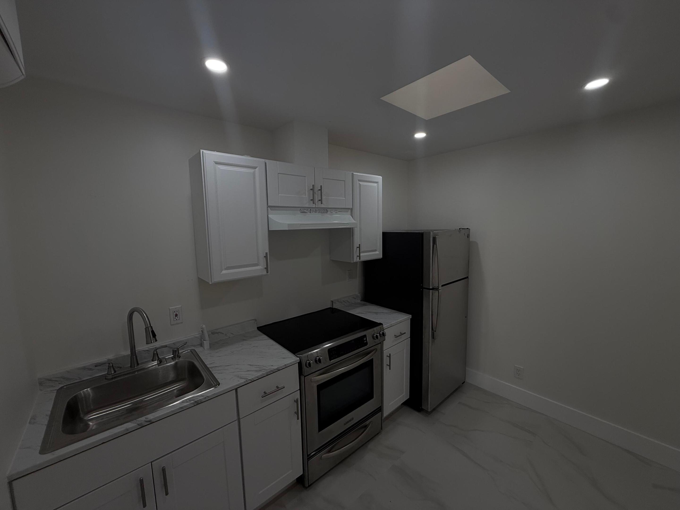 CRESTHAVEN OF PALM BEACH 1 - Residential Lease